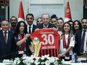 Kadın Futbolculardan Cumhurbaşkanı Erdoğan'a Ziyaret