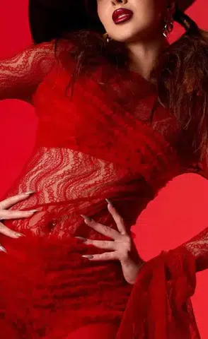 Mina Solak Kimdir? ‘Manifest’ Üyesi Genç Şarkıcının Kariyeri ve Özel Hayatı