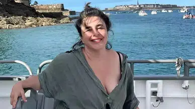 Esra Dermancıoğlu Ödül Dağıtımına Tepki Gösterdi: "Ben Neden Sanatçıların Arasına Giremiyorum?"