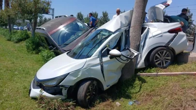 Antalya'da Feci Kaza: Sivil Polis Aracına Çarpan Hafif Ticari Araç Olay Yaratıyor