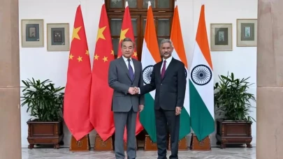 Çin Dışişleri Bakanı Wang Yi, Hindistanlı Mevkidaşı ile İkili İlişkileri Görüştü