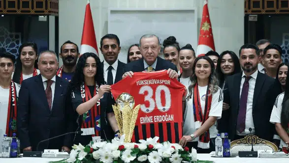 Kadın Futbolculardan Cumhurbaşkanı Erdoğan'a Ziyaret