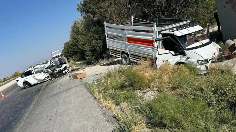 Karapınar'da Kamyonet ile Otomobil Çarpıştı: 1 Ölü, 5 Yaralı