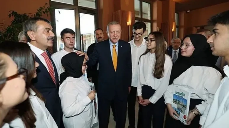 Başkan Erdoğan, Ahlat'ta 'Maziden Atiye' Programı Çerçevesinde Öğrencileri Ağırladı