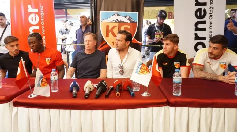 Kayserispor Teknik Direktörü ve Futbolcular Taraftarla Buluştu